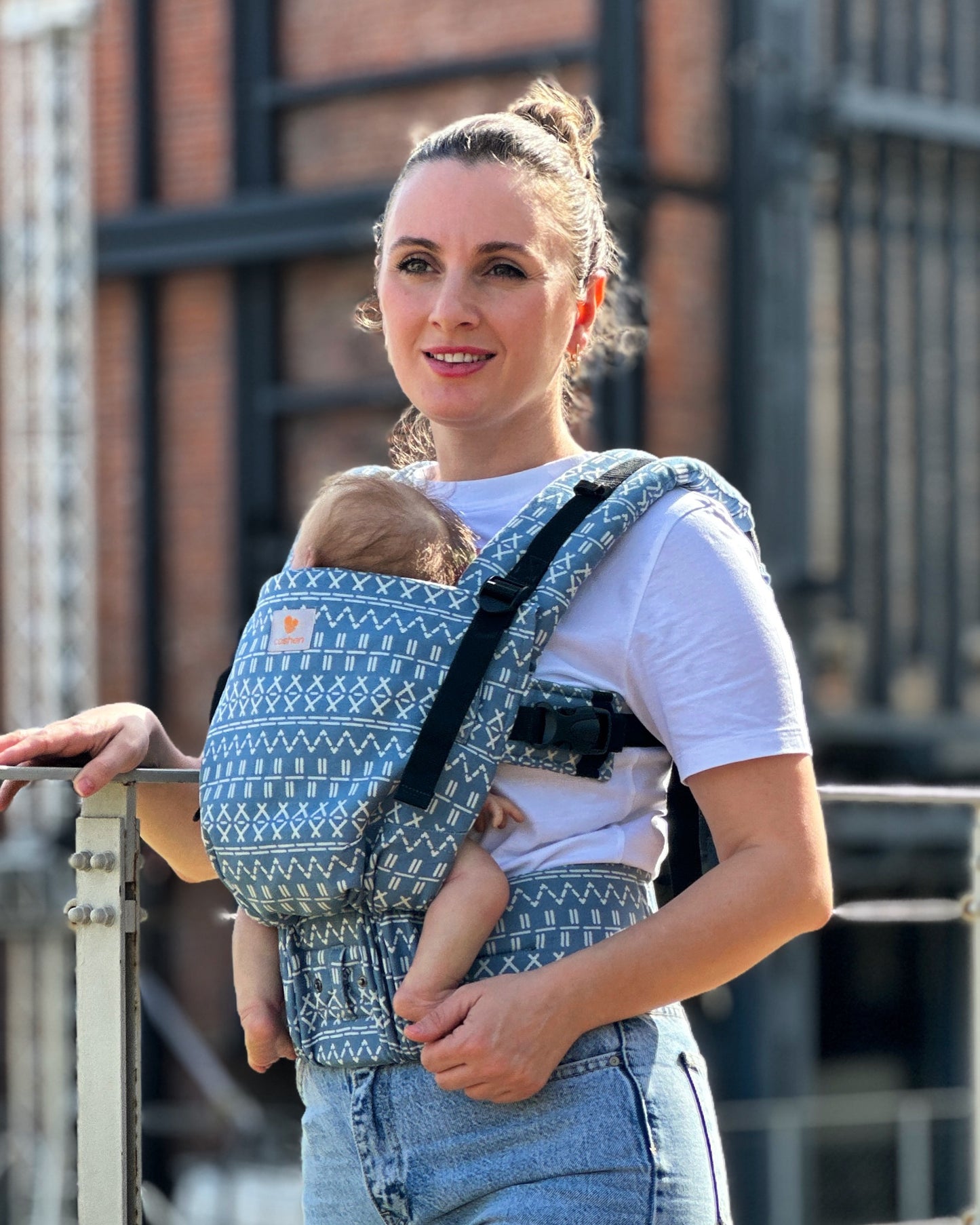 Organic cotton newborn baby carrier, hands-free, grows with baby. International fast shipping.
