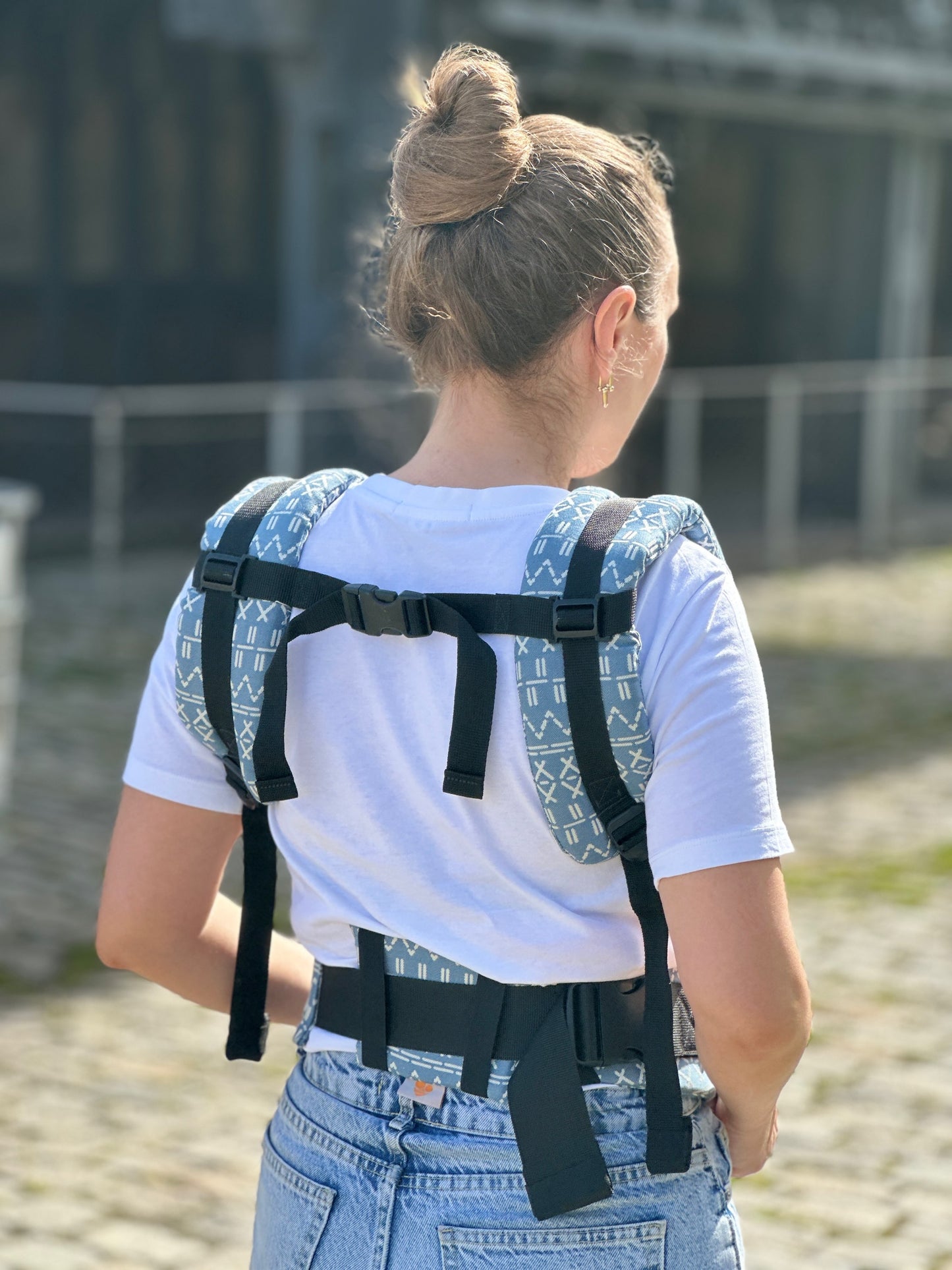 Organic cotton newborn baby carrier, hands-free, grows with baby. International fast shipping.