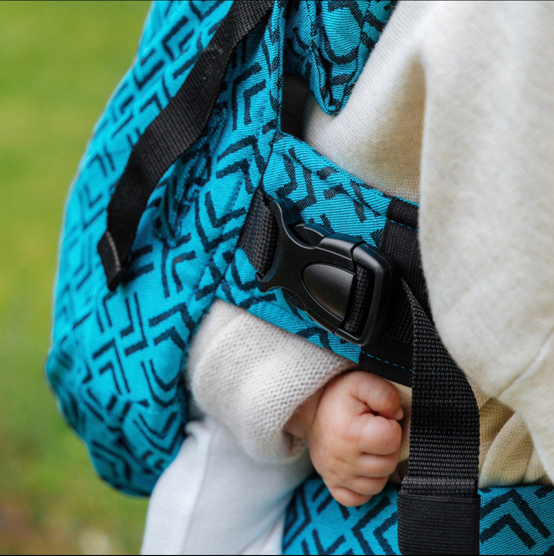 Organic cotton newborn baby carrier, hands-free, grows with baby. International fast shipping.