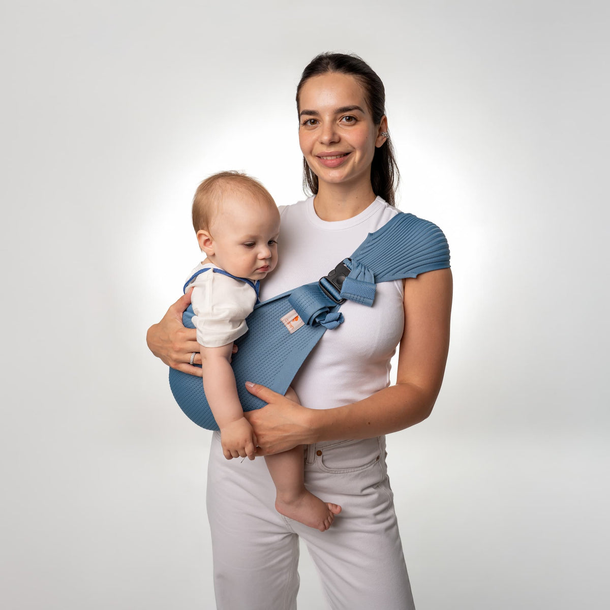 Coshen baby carrier user guide step 4: Keep baby close enough to kiss and support with one hand.