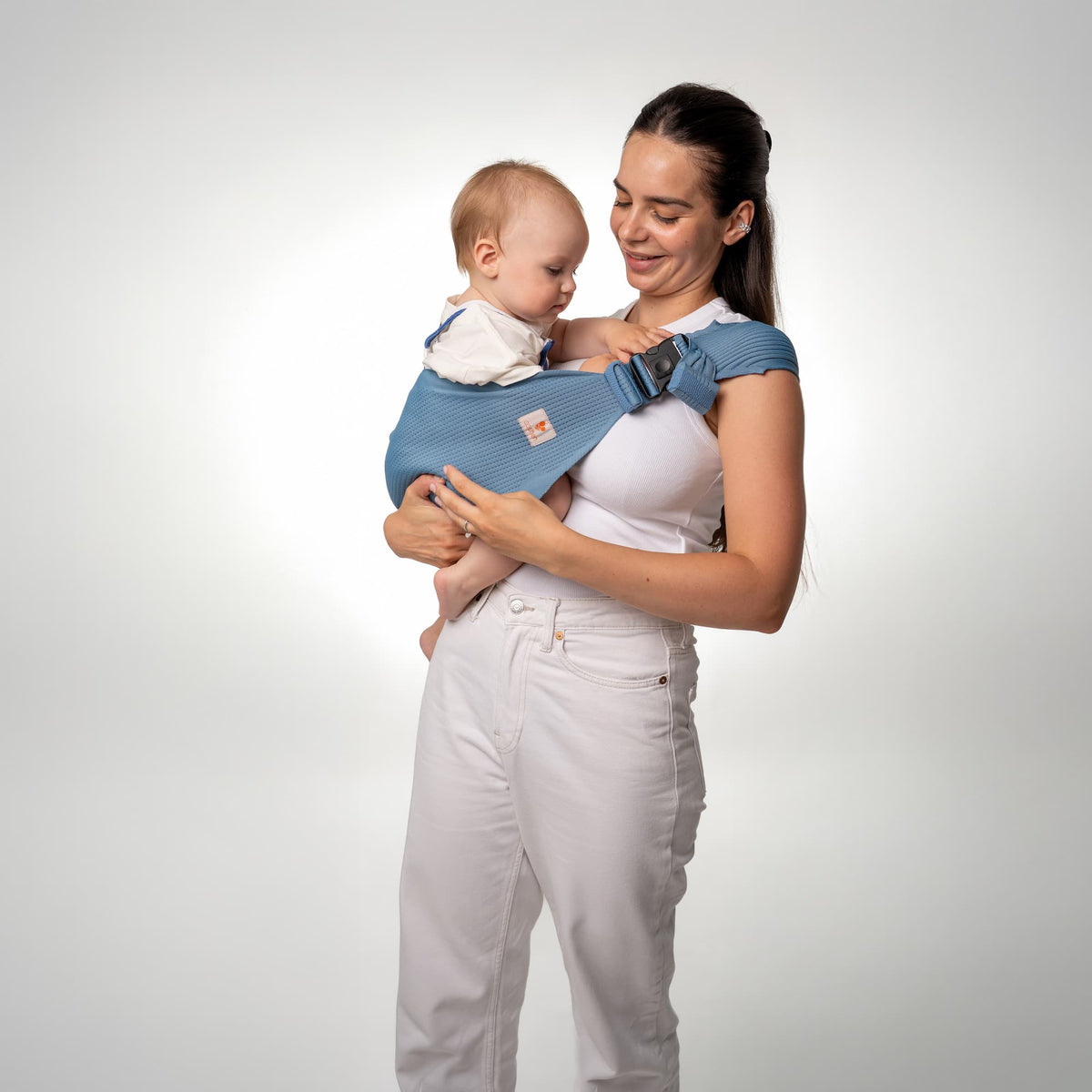 Coshen baby carrier user guide step 3: Spread fabric, adjust, and tighten straps for secure seating.